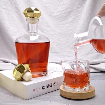 Custom High-quality 500ML 750ML Liquor Wine Brandy Vodka Whiskey Spirits Glass Bottle with Cork Stopper